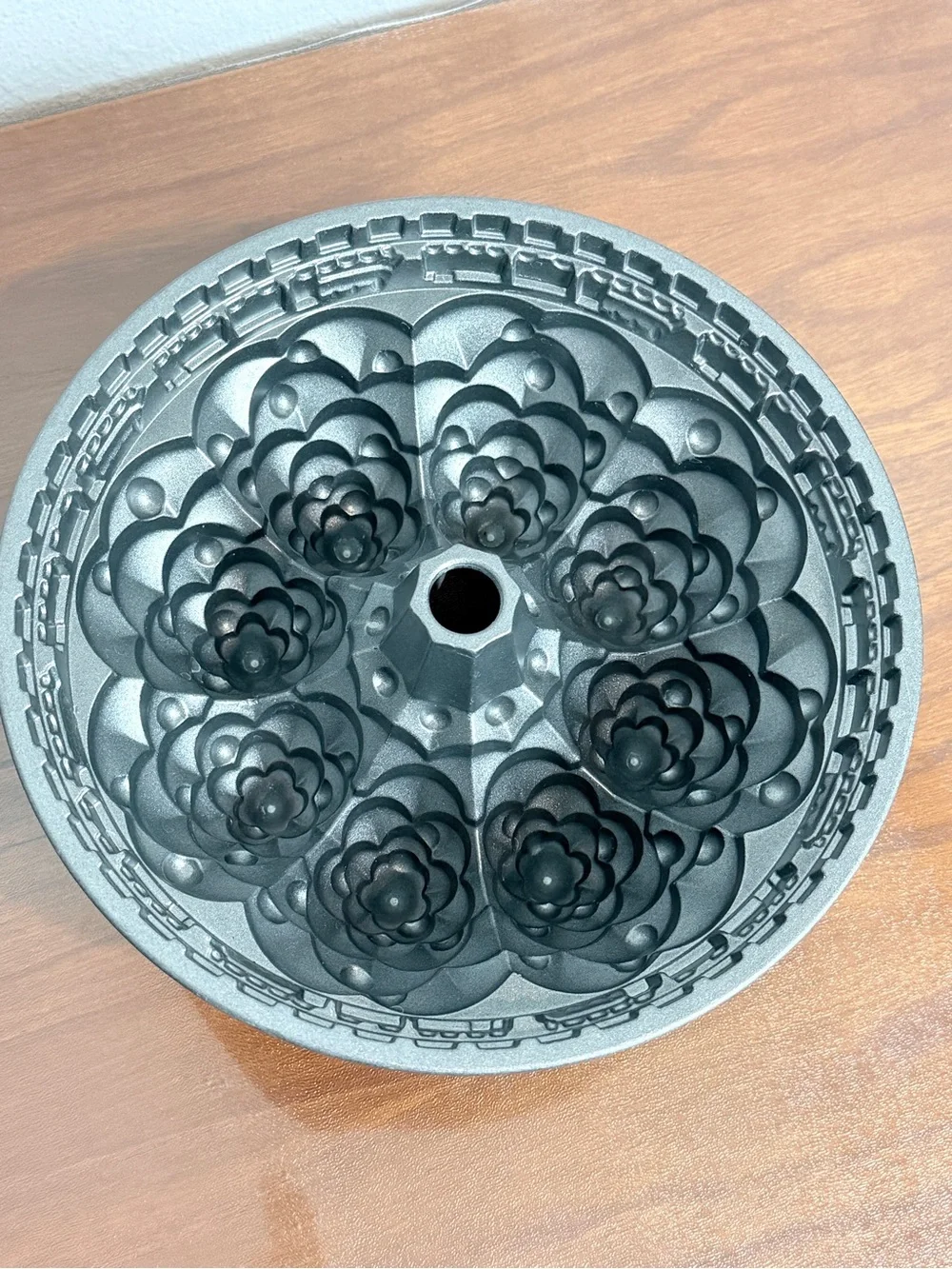 Nordic Ware Holiday Tree Bundt Pan 10 cup EUC